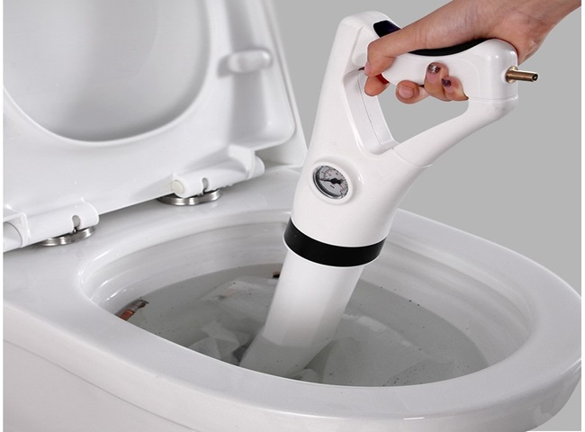 Xử l&yacute; bồn cầu tr&agrave;o ngược bằng n&aacute;y h&uacute;t bụi đa năng