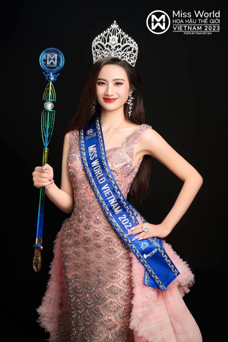 Clip Hoa Hậu &Yacute; Nhi